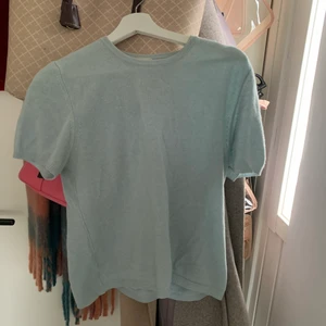 Cashmere tröja - Snygg cashmere tröja från a shi ma. I storlek s. Härlig ljusblå färg. Kommer inte till användning och därför säljer jag💕