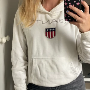 Äkta gant hoodie  - Äkta gant hoodie 🤍 fin kvalitet och nypris va 800 kr 🌼 den passar mig som är en s 