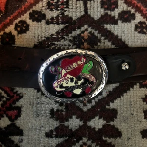 Ed Hardy bälte  - Sååå snyggt Ed Hardy bälte!! Ingen aning om det är äkta, köpte det av en gamal hippie på loppis! Färgen börjar lossna men ger bara en najs vibe!! Pris går att diskutera:)