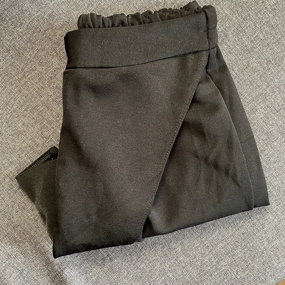 Stretchig byx-kjol/shorts/kjol med riktig fin framsida 🙈 använt ett par gånger. Bekväma, inga dragkedjor eller dylikt. Lite nopprig på baksidan bara.. Kjolar.