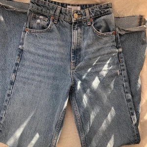 Ljusblå ZARA jeans - Ljusblå jeans från Zara! Storlek 32, högre midja, går över skon och är sparsamt använda. Säljer för 200kr 🙌