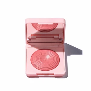 Caia Glow blush - Ett superfint blush från caia i färgen Wild Strawberry. Aldrig använd och fortfarande i förpackning! Den har tyvärr lossnat från själva förpackningen därför priset, se bild 3❤️