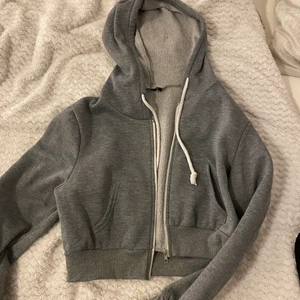 Kort kofta - Jätte fin kort kofta. Går att ha över en klänning eller linne. Det är en stolek L men passar mindre oxå❤️