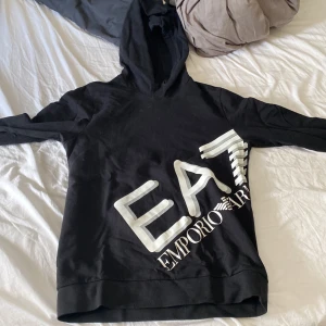 EA7 Emporio Armani - Säljer min Armani hoodie för 250kr den är för liten. Storlek S