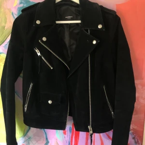 Rockandblue mockajacka  - Svart bikerjacka i äkta mocka från märket Rockandblue. Superfint skick, nästan som ny! Storlek 34  Nypris ca 1800kr 💞
