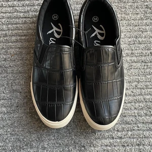 Sommar skor - Fina Trendiga sommarskor som aldrig är använda, storlek 38 men passar nog en liten 39 också. 💗