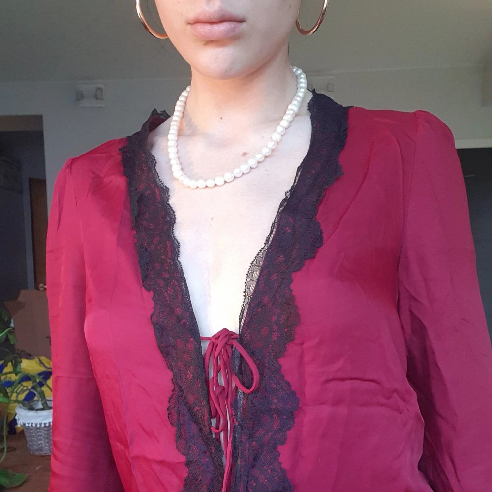Brand new without tags, silky red top with black lace. 3 ties, so beautiful without a bra on. Size XS. Toppar.