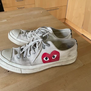 Converse x cdg - Ganska använda, men funkar bra, jag har normalt storlek 43 och dessa är storlek 42,5 