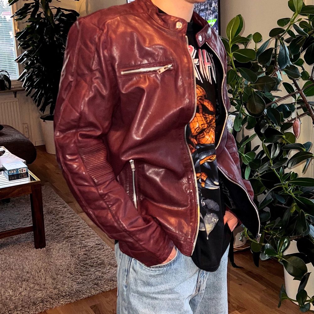 tjo! säljer några skinnjackor (gå in på min profil för att se 11 andra skinnjackor). Storlek: L - Jag är 175 - Vid frågor kontankta mig via snap eller medelenaden här. fenixp04 :). Jackor.