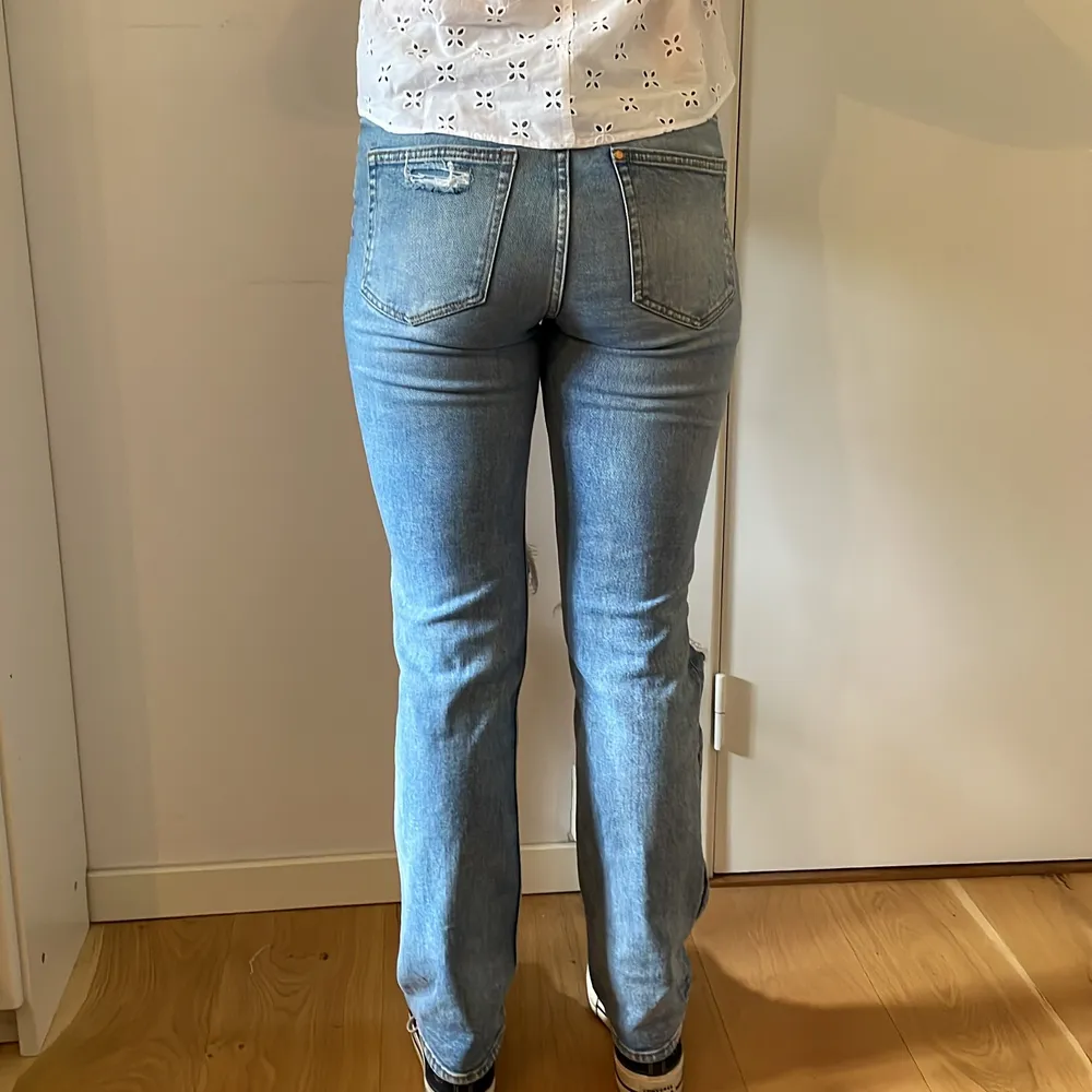Ljusa HM jeans med hål. Säljes för att de är för stora. Jeans & Byxor.