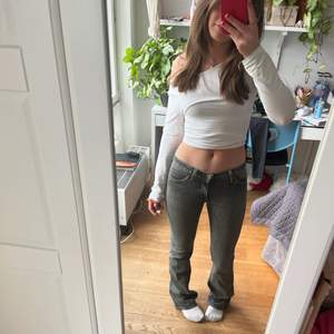 Säljer dessa jättesnygga lågmidjade jeans från Replay. Säljer för att de är för små. Använda kanske 2 gånger. De är lite långa för mig och jag är 1,63. Frakt: 66. Skriv om ni är intresserade❤️