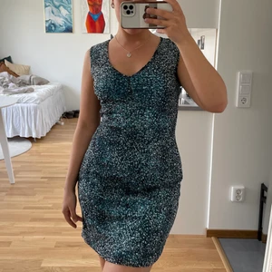 Klänning - Mönstrad klänning från Mexx i strl M, skulle säga att den passar strl XS-M beroende på önskad passform ❤️‍🔥 Jag är 1,60 och bär oftast strl S i klänningar för referens 🥰 Den är i begagnat men fint skick och spårbar frakt ligger på 49 kr 💌