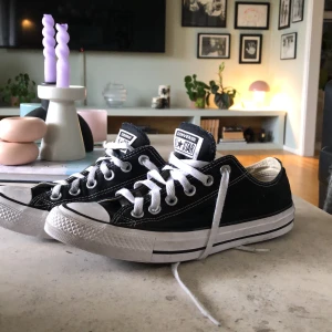 Converse - Svarta converse i storlek 39💕 Slitna i högerskon men annars inga skavanker.