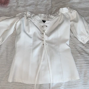 Offshoulder topp - Offshoulder topp med puffärmar och knytning. Storlek 34 och använd 2 gånger.