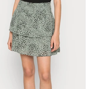 Kjol - Säljer denna superfina A-linjelkjol inlöpt på Salt på drottninggatan för 250. Säljer då den är en storlek för stor och han ej lämna tillbaka. Lappen sitter kvar. Skicka privat för fler bilder