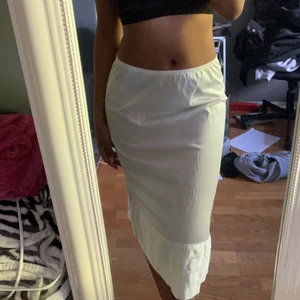 Vit kjol - Säljer denna fina midi kjol från beyond retro. Aldrig använd och säljs pga inte riktigt min stil💓