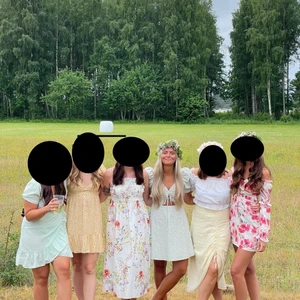 Sommarklänning - En perfekt klänning till sommarens alla fester, använd en gång förra midsommar 💚🤍