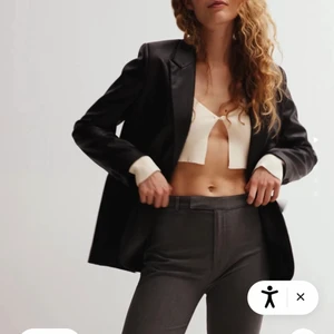 skinnkavaj pull& bear - en kavaj i läderimitation. helt sprillans med prislapp kvar.