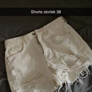 Vita shorts som har slitningar. Använd typ 2 gånger så fint skick