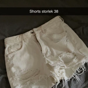 Shorts  - Vita shorts som har slitningar. Använd typ 2 gånger så fint skick