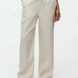 Linnebyxor  - (bild från arkets hemsida) Jag säljer nu mina nästan helt oanvända linnebyxor från arket i storlek S. Vid egna bilder fråga:)