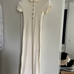 Klänning  - Säljer min superfina klänning från H&M Trend!! Den är som nyskick då jag bara har använd den 1 gång🥰 säljer den för 300 kr