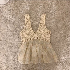 zara topp - säljer denna jättefina topp som är helt oandvänd, bilden är lånad men kan skicka egen bild om ni vill:)