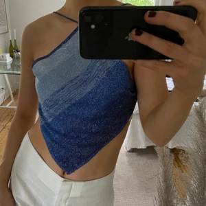 Glittrig topp  - Super fin topp till Sommaren! Olika nyanser av blå, glittrig i tyget. Snörning baktill. Inköpt vintage 