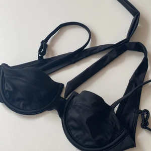 Oanvänd bikini överdel med kupor 💗 - Oanvänd svart bikiniöverdel från NAKD med knyt i ryggen. Justerbara band. 