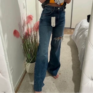 Zara jeans - Zara jeans i storlek 36! Jättefint och långa jeans, prislapp sitter på! 💞✨ nypris:399kr