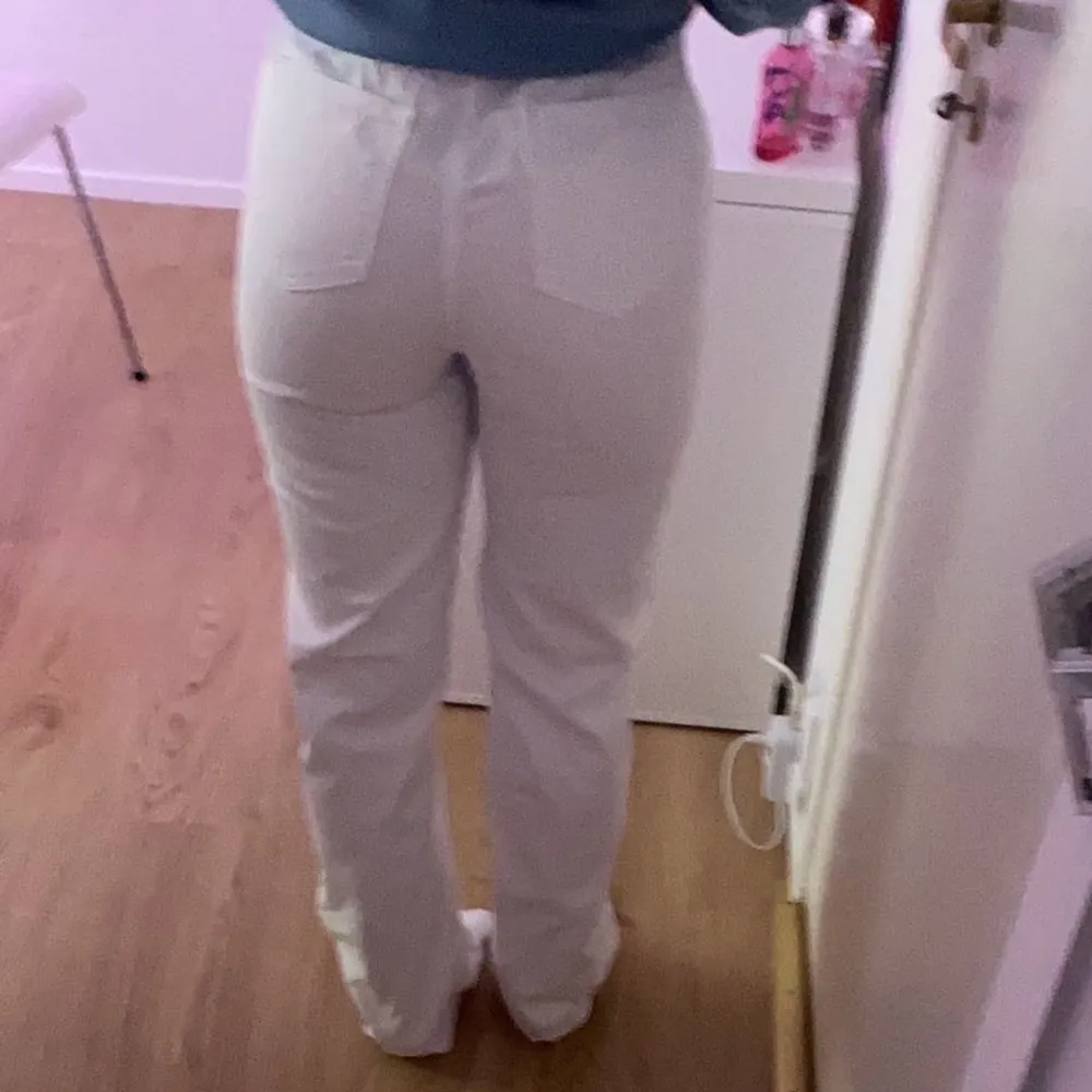 Vita långa jeans från NA-KD, har använt 2 gånger då de är lite för långa. Är 167 cm.. Jeans & Byxor.