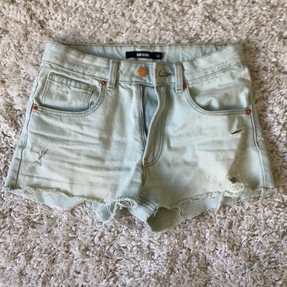 Jag säljer nu ett par jätte fina shorts. Dem är perfekt för sommaren och jätte snygga. Kom privat för mer info 🥰🥰. Shorts.