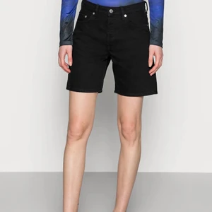 Arket shorts  - Svarta shorts från ARKET. För små för mig men super fina i modellen! 