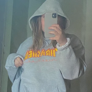 Grå trasher hoodie - Jättemysig hoodie, storlek M. Säljer pga ingen användning. Inga defekter. Köpare betalar för frakt💕