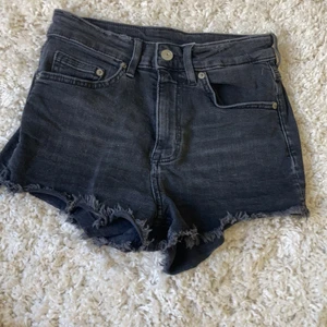 Ett par svarta jeansshorts  - Ett år svarta jeans shorts som passar till allt, väldigt skönt tyg och sitter som en smäck.