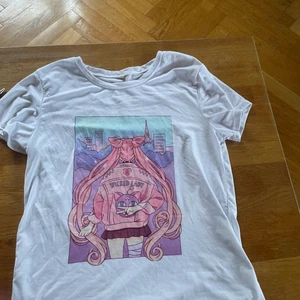 Vit tröja med sailor moon - En vit T-shirt med sailor moon. Stolek L men lite tajt