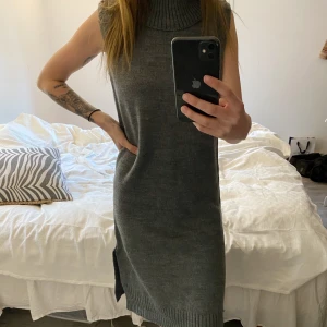 Klänning/Väst - Funkar att använda som väst och klänning. Superskön men kommer inte till användning. Endast använd 1 gång. Nypris: 599:-🥰