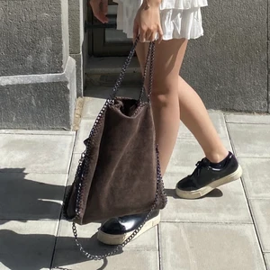 Stella McCartney väska - INTRESSEKOLL på min älskade Stella McCartney LIKNANDE väska i en jättesnygg brun färg. 