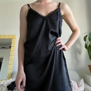 Jättefin svart spetsklänning från H&M! Storlek S, lite längre i modellen, jag är 172 cm lång och precis lagom på mig!! 