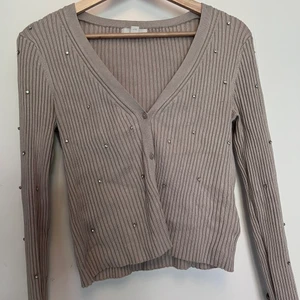 Cardigan from H&M - Used about 3 times, this sweater is in great condition and its really cute for a night out ✨