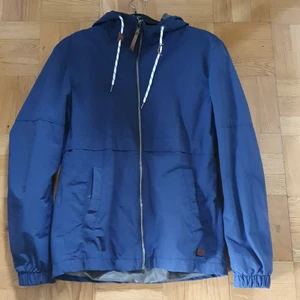 Skön vårjacka i väldigt bra skick - Skön vårjacka med luva som lämpar sig perfekt för årstiden. Köpt ny för 1,5år sedan för 699kr. Sparsamt använd. 