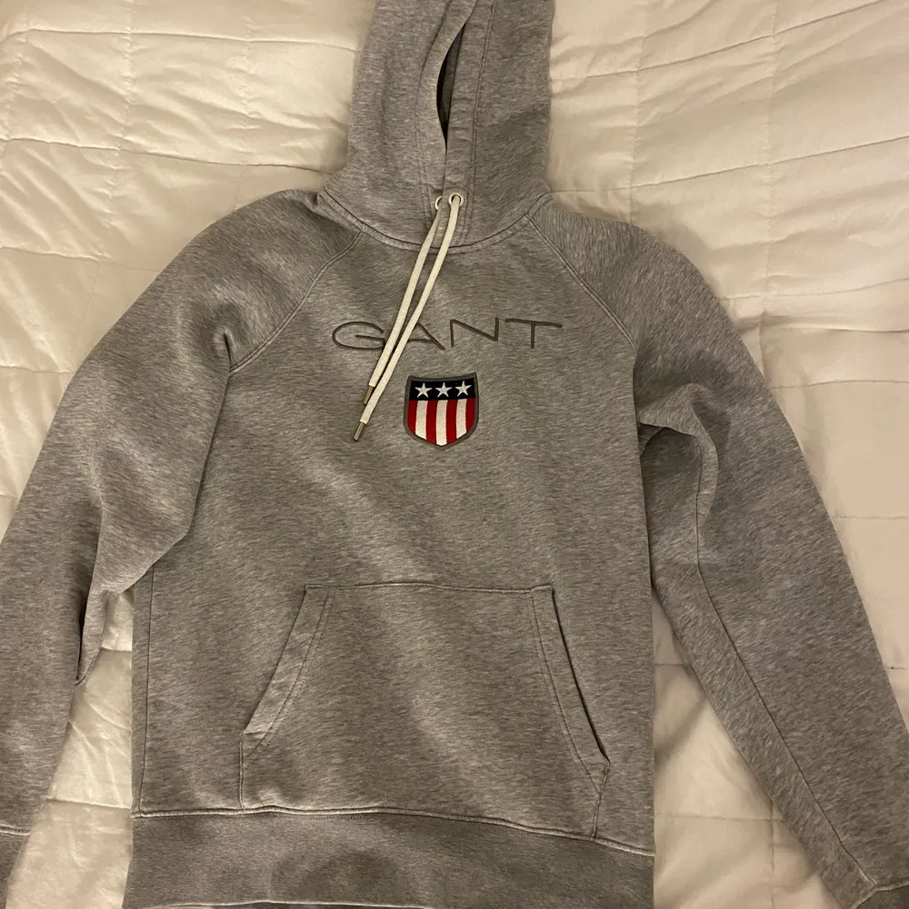 Hoodie från Gant i stl S, säljer den pga behöver bli av med hoodies . Hoodies.