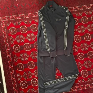 Champion tracksuit size S ( Darkblue)  - Säljer min champion tracksuit i storleken S. Kan mötas i Göteborg, om du vill ha fraktat står du för kostanden! 350kr sammanlagt. 150kr för byxorna och 200kr för hoddien. 