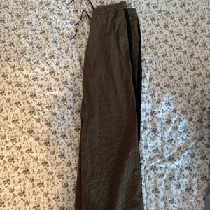 Rutiga byxor - Vid rutiga byxor med svarta ränder på sidorna från Monki 🍂