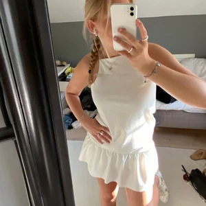 Vit zara klänning  - Vit klänning med volang  från zara 💕🫶🏾