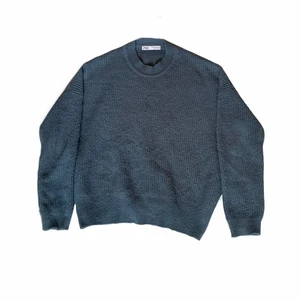 Blå stickad tröja Zara - Superfin blå stickad tröja från zara. Storlek M, passar lite oversized👍. Bra skick