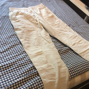Linnebyxor  - Unisex. Inga hål eller liknande. De är i bra skick! Passar alla mellan 155-168cm beroende på hur man vill att de ska sitta. 