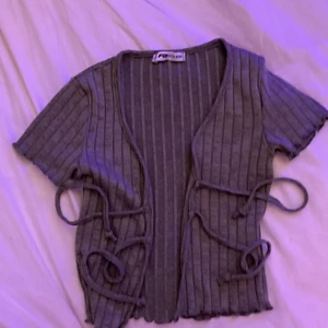 Söt kofta👇🌸 - Topp från new yorker köptes för 100kr då jag säljer den nu för 40kr köparen står för frakten. Skriv privat om du vill köpa eller om du vill ha fler bilder, om flera är intresserade så blir det budgivning .😊