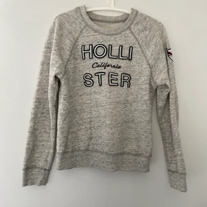 Hollister tröja xs  - En grå/vit sweatshirt från hollister som är mjuk inuti som inte har kommit till användning mycket. Bara att höra av vid fler frågor eller bilder! Frakt kan bli billigare 