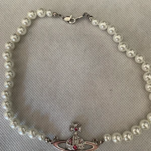 Vivienne Westwood Pärlhalsband - Kolla min samlade annons för mer info Inte äkta   Kör budgivning för att få sålt på mina 
